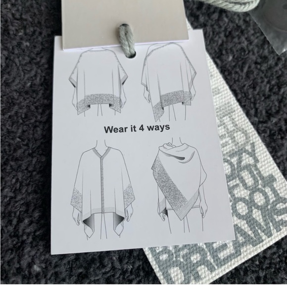 Barefoot Dreams CozyChic Coastline
Poncho one size
100% PolyesterMicrofiber - Picture 5 of 7